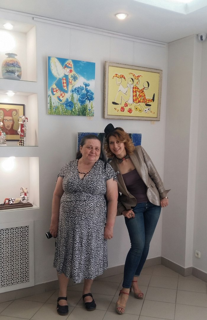 Ольга Яурова и Екатерина Москвитина на фоне работ художницы
